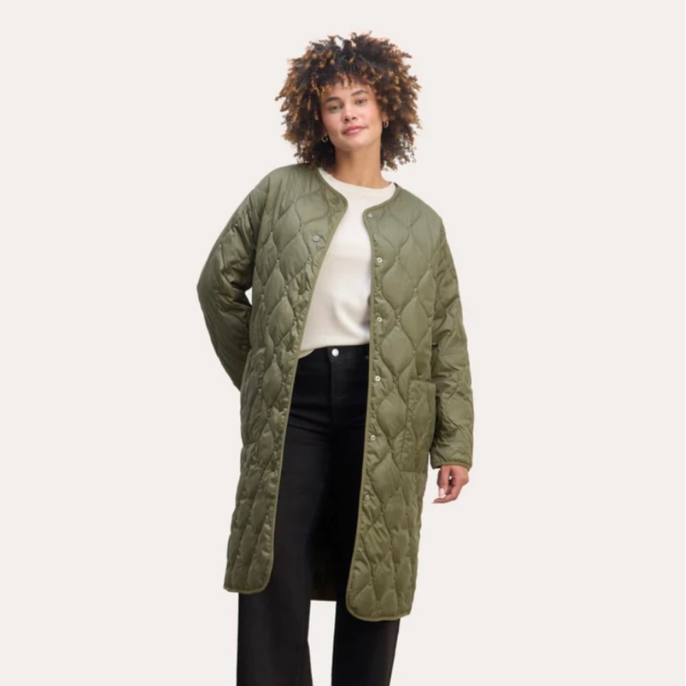 NWT Everlane Long Quilted Liner in Kalamata